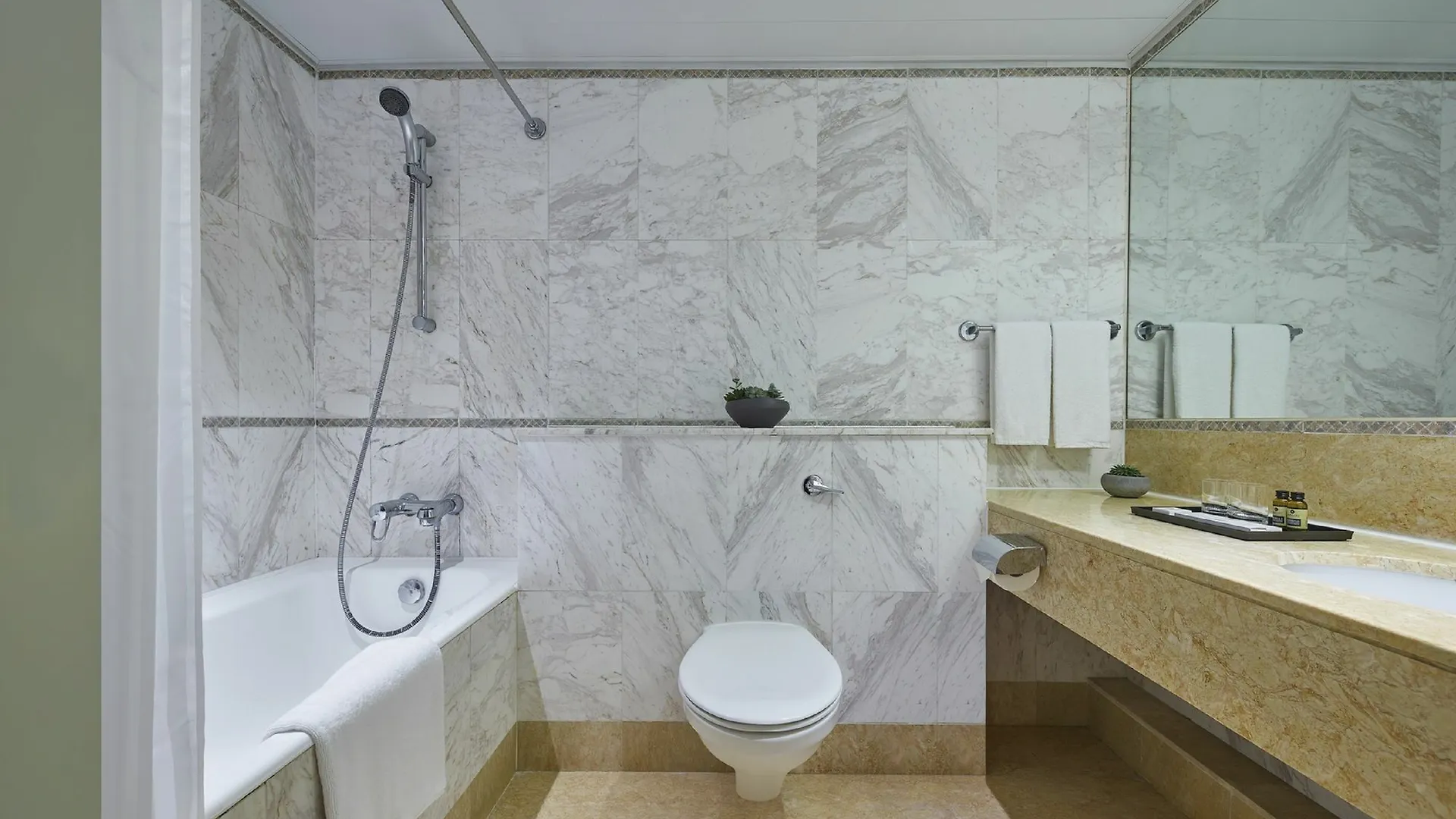 Two Macdonnell Road Aparthotel Hong Kong