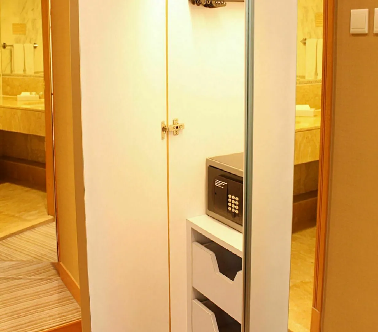 Two Macdonnell Road Aparthotel Hong Kong
